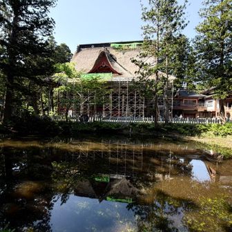 羽黒山に戻って鏡池
三神合祭殿の屋根工事が始まっています