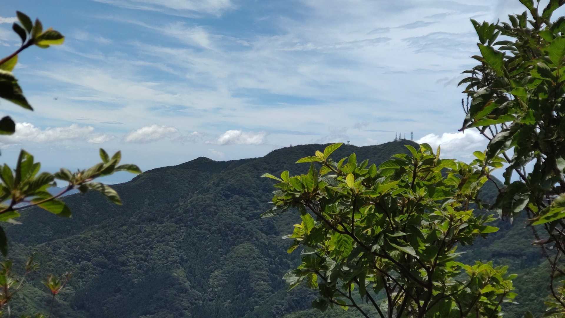 国見岳の窓から〜
鉄塔がたくさんあるのは、八幡岳👀
