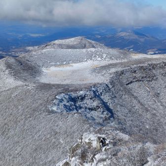 北大船山方面です👀
北大船山にも当初歩いていく予定でしたが、立っていられないくらいに爆風なので、残念ながら断念しました😭