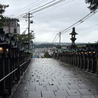 宝山寺の参道から街が見える👍