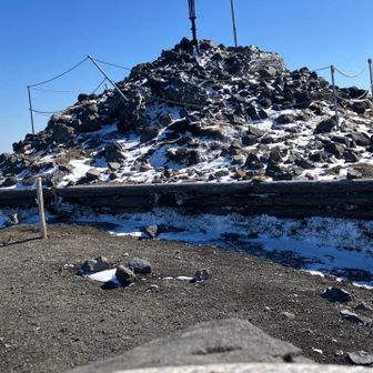 山頂の残雪少ない