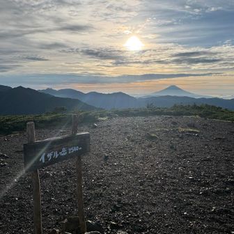 帰りはイザルヶ岳にも寄っていきます
貴重な貴重な眺望ポイントです