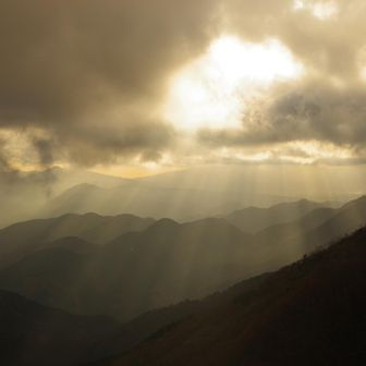 標高を下げると雲の下に出て、明らかに体感温度が上がる。
