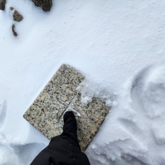 一等三角点にタッチ。

プロテインバーで少しエネルギーをチャージ。下山します。

ちなみに下山はツボ足。ロープ場のような急な坂はナチュラルな「尻すべり」
初めての経験でしたがお尻も立派なギアとなるのですね。
