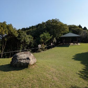 東屋が2棟。ゆるい感じの写真ですが、ここまでの登山道はお年寄りや小さいお子様連れにはちょっとキツイ😮‍💨