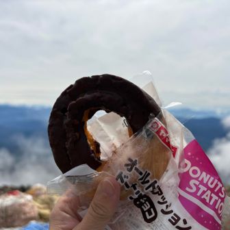 王滝山頂の小屋の前で2度目のおやつです😋
