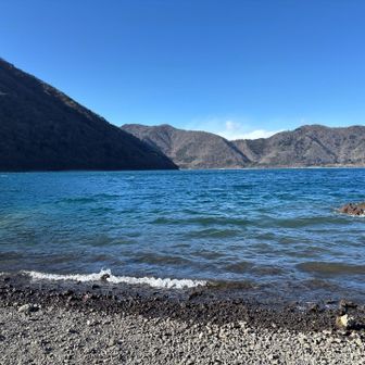 風のため波の荒い本栖湖