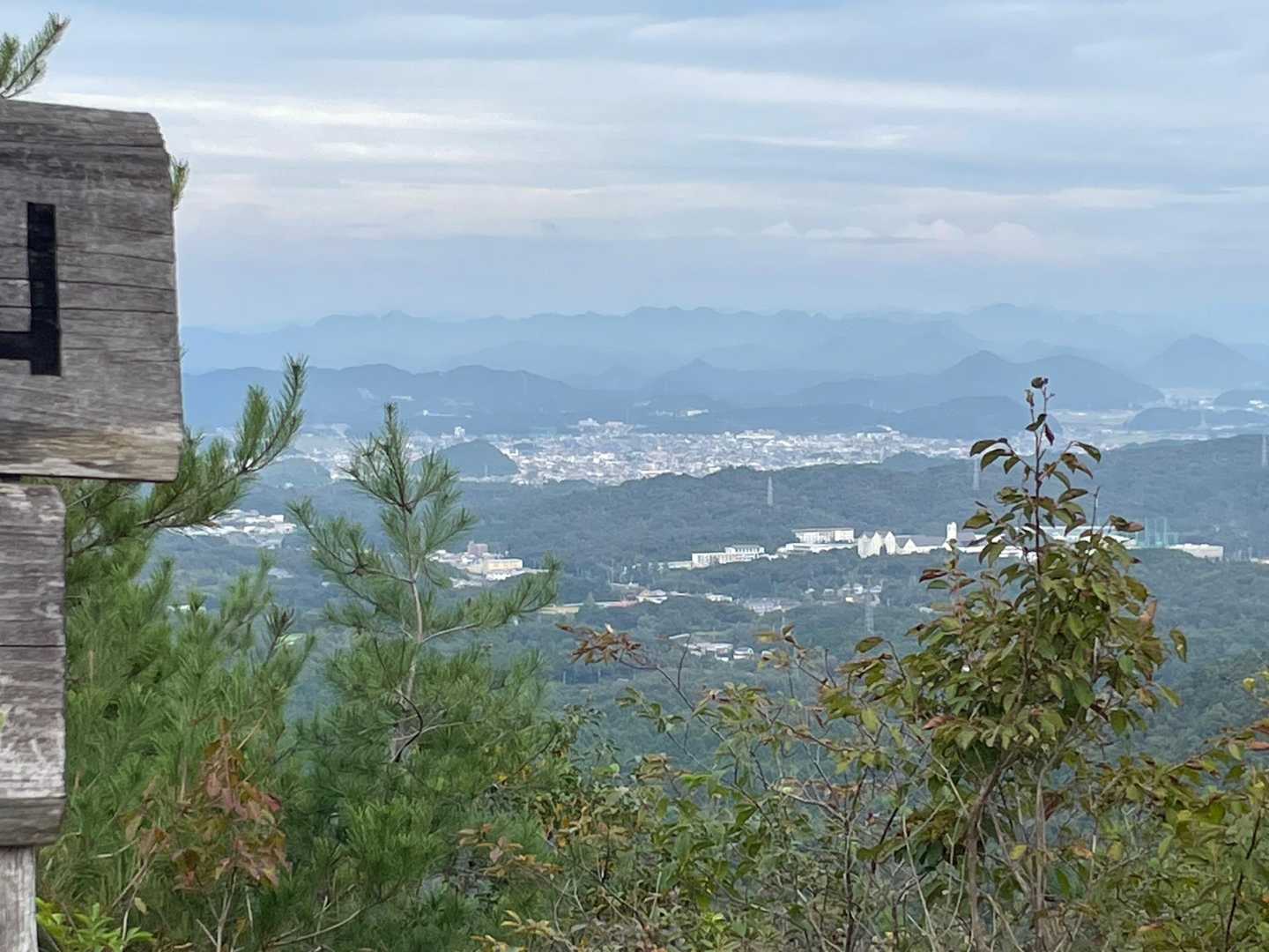 山頂こら関方面の眺め。