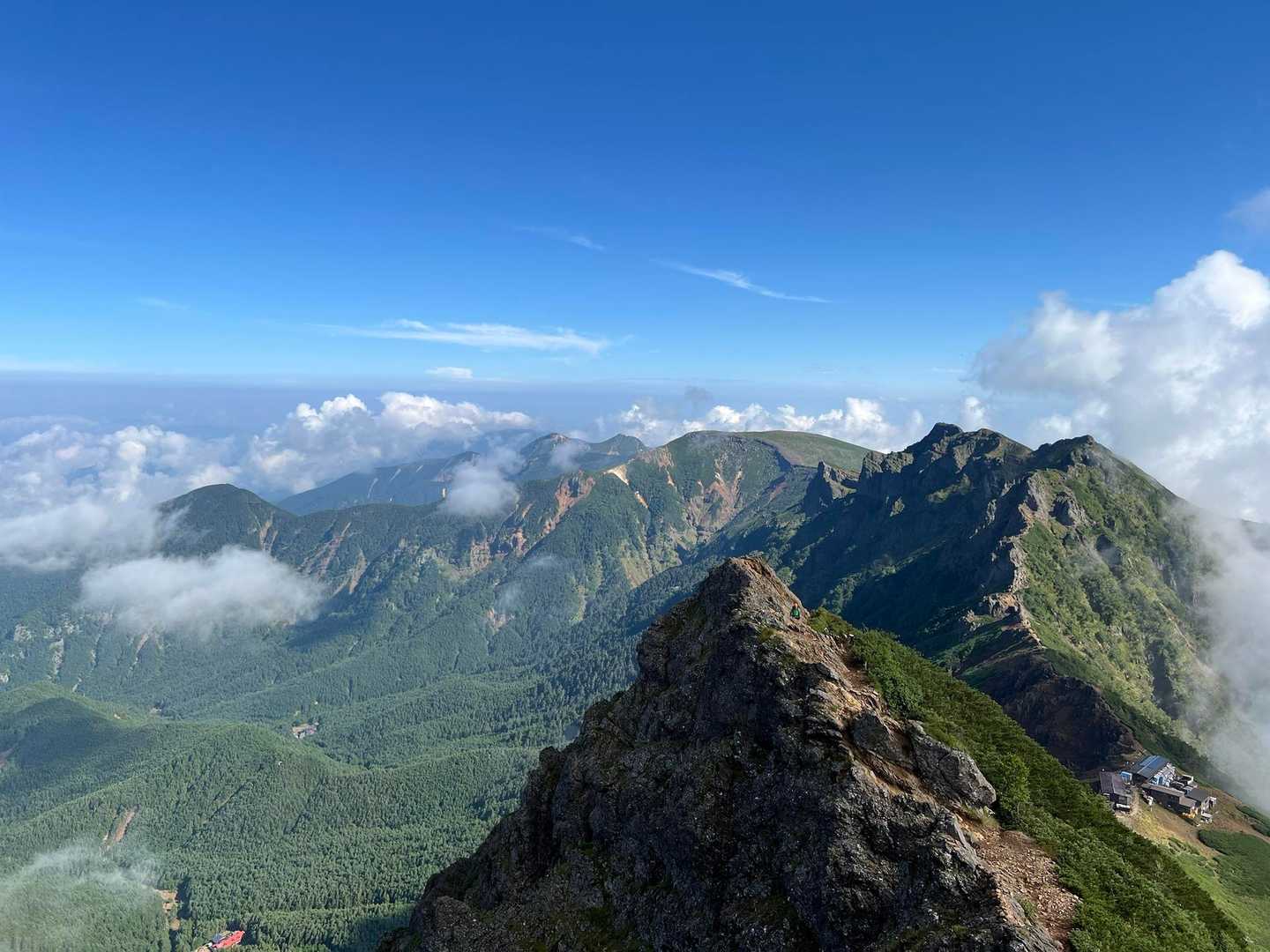 手前から横岳、硫黄岳、天狗岳
荒々しい横岳に比べて、平和な硫黄岳
手前の三角、超えて来たんだ😳