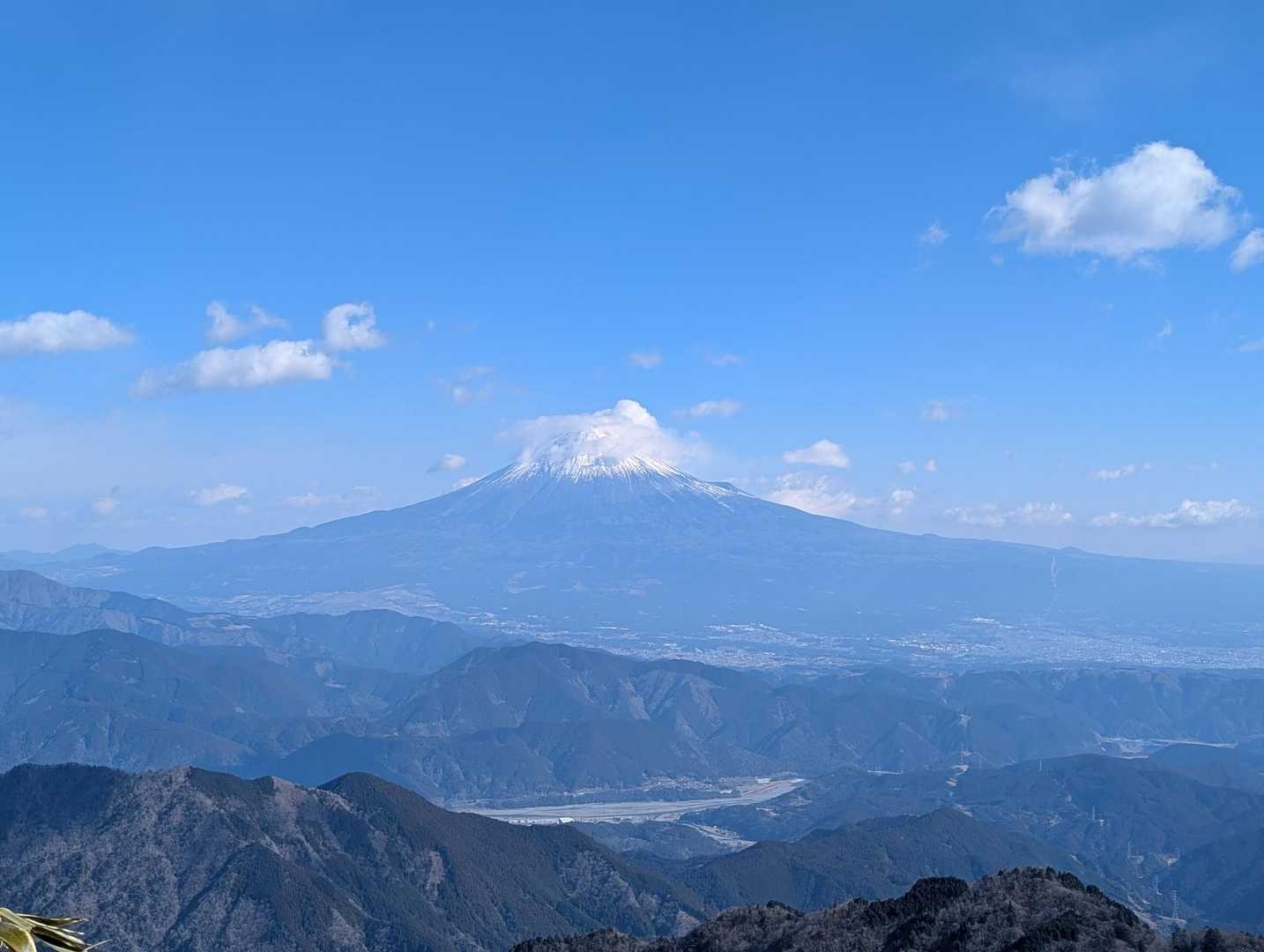 雲と雪煙で山頂は見えません😢