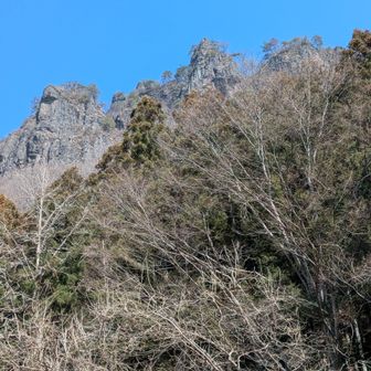 険しい岩山がみえます