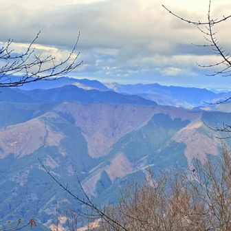 遠くに陣馬山も