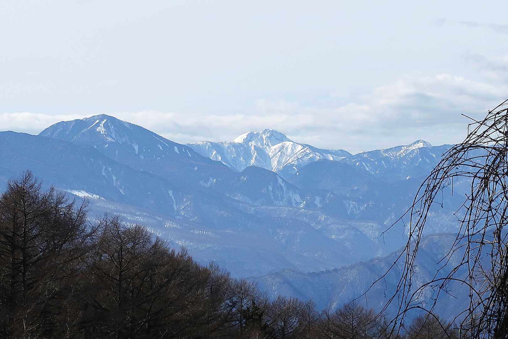 ゲレンデ跡から望む太郎山～日光白根山。
