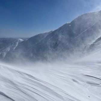 風が強い、ゆっくり、、ゆっくりと登る、、
どさくさ紛れに強風のせいにしたが、風が無くてもオレはこんなもんだった