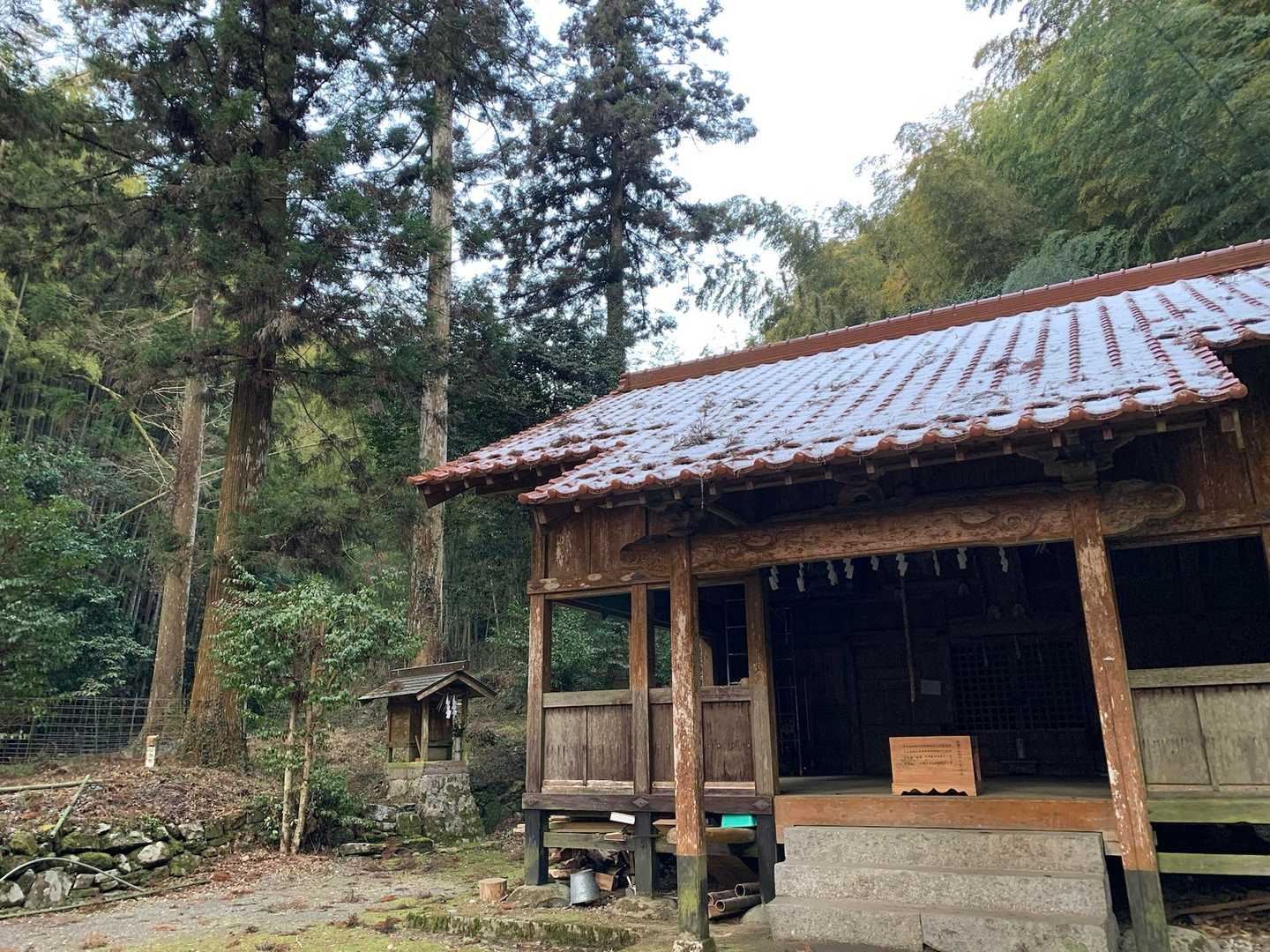 雪が残る