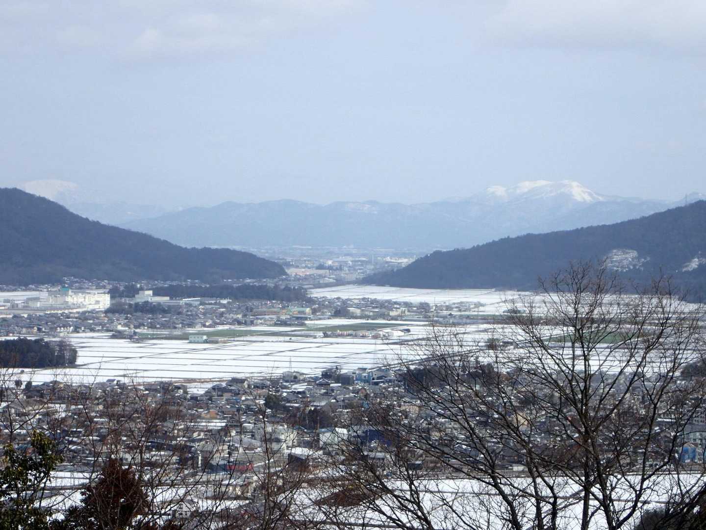 奥に伊吹山と霊仙山
