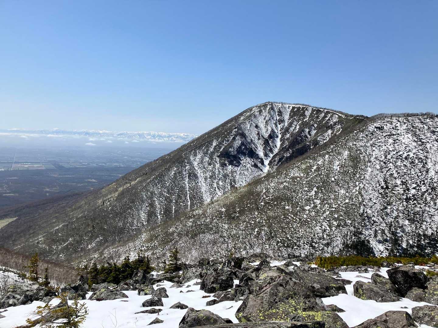 東ヌプカウシヌプリの左に
日高山脈がズラり⛰️⛰️⛰️