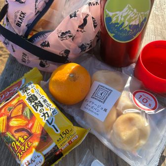 最初はバーナーで料理？とか思ってたけど
寝坊した身にはそんな余裕はなく
家にあったアマノフーズのカレーと、ポンデケージョ、みかん、インスタントコーヒー
充分幸せ😀
あ、コップ忘れた💦
テルモスのコップ有って助かった💦