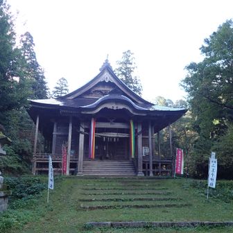 二王子神社。まだ開いていませんが、まず参拝
