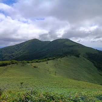 展望台からは先ほど登頂した那岐山や歩いてきた稜線