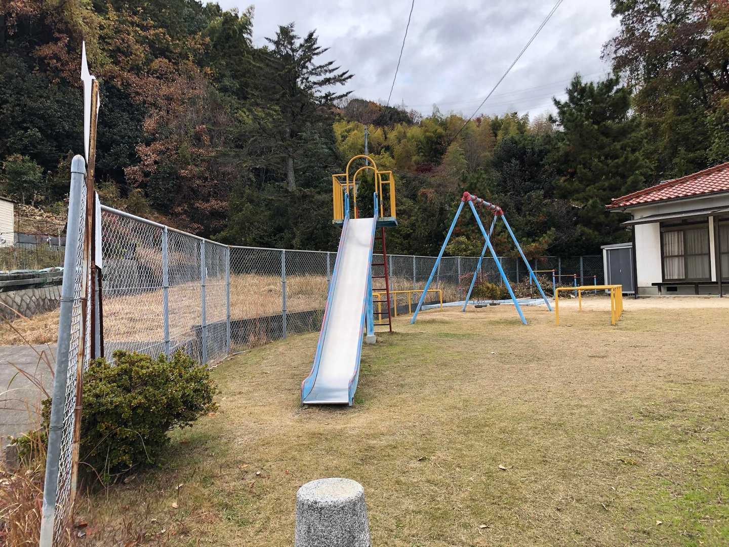 この公園で子供と遊んだこともあるなぁ