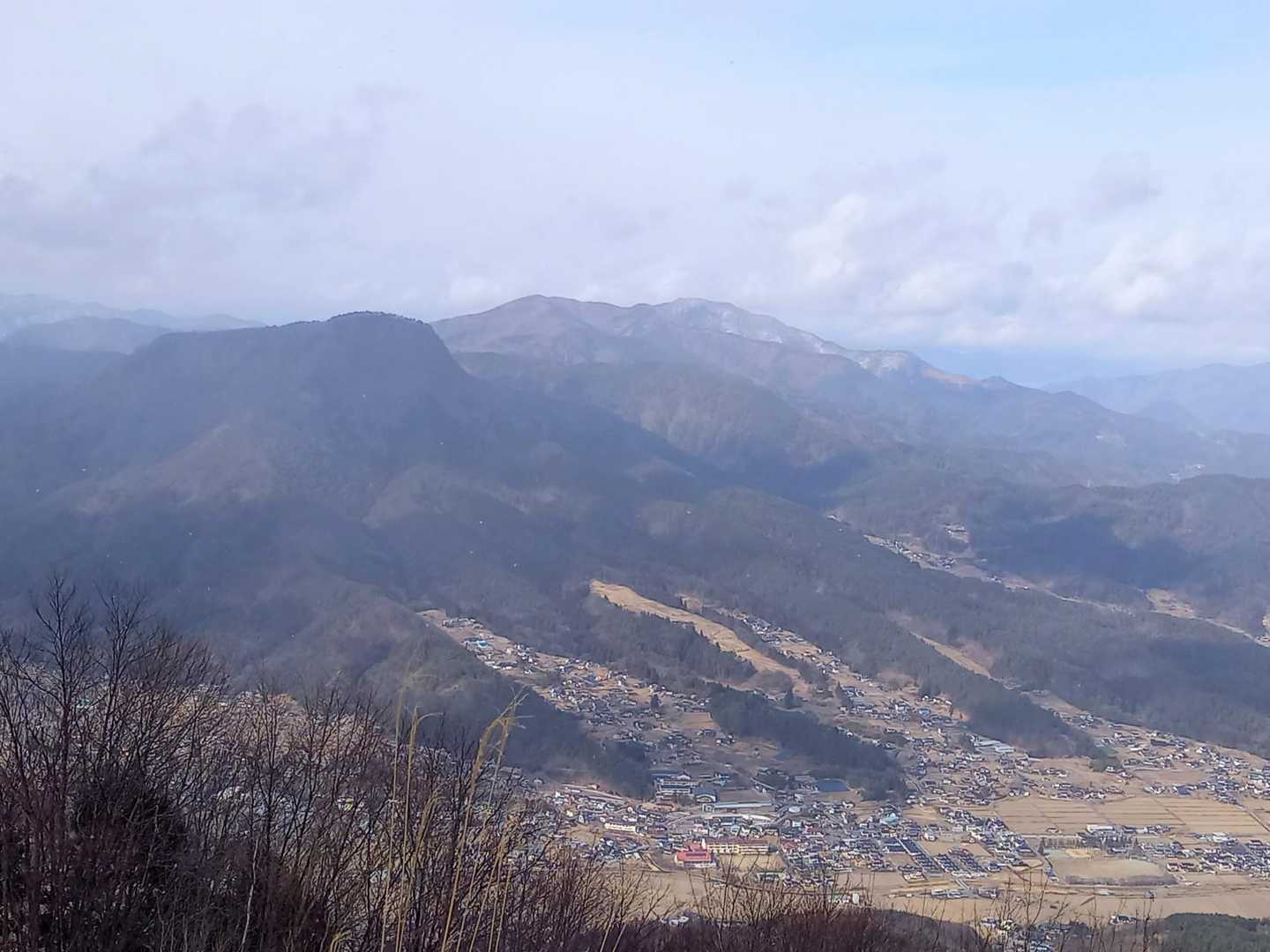 左手前。去年登った子檀嶺岳。