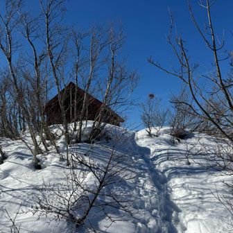 ヒュッテに着きました。
ここでアイゼンからチェンスパに替えます。