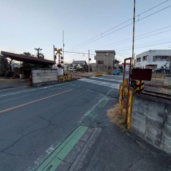 皆野駅から和銅黒谷駅方面へ線路沿いに進む。
最初の踏切を渡り道なりに進む。