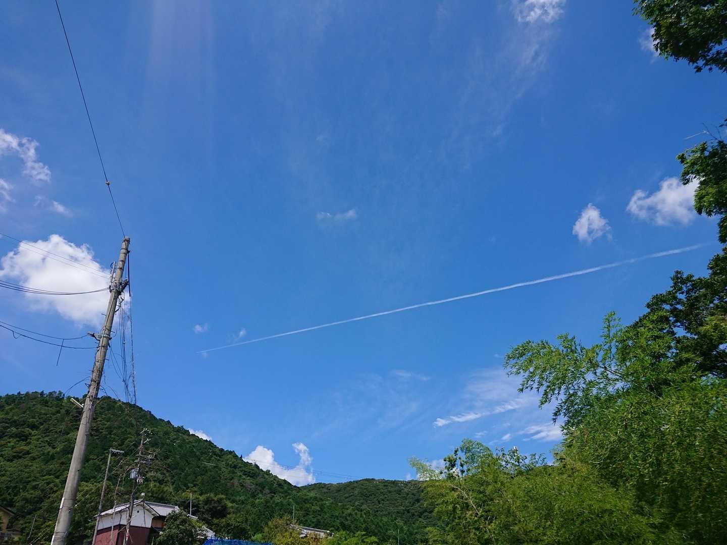青空に飛行機雲最高ですね✨ブルーインパルスみたい✈️