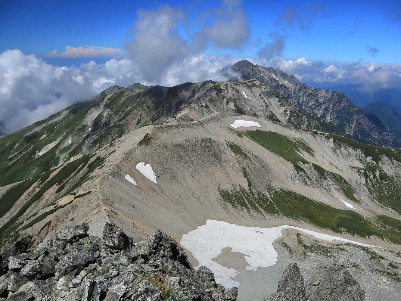 富士ノ折立から見る
真砂岳～別山への白く美しい縦走路✨