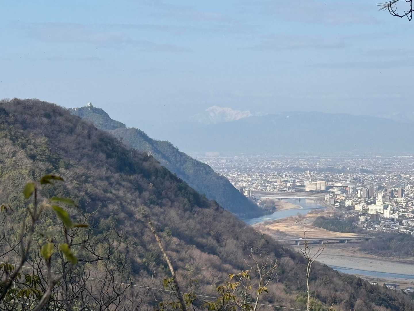 金華山と霞んでますが伊吹山🏔️☃️
