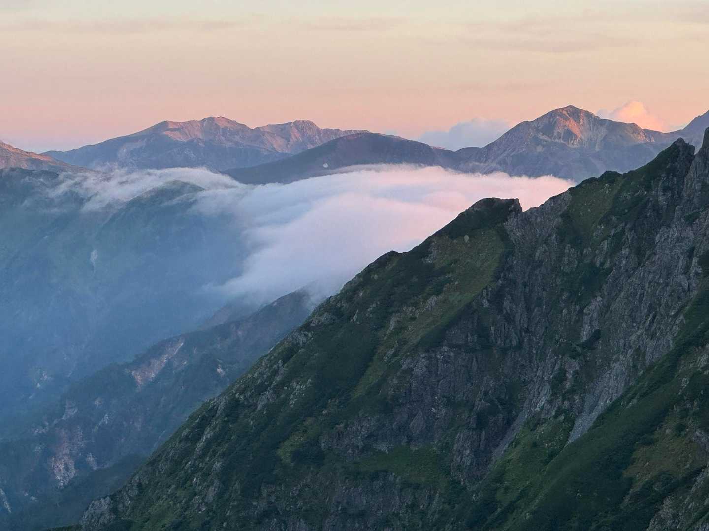 滝雲が流れ落ちてます
