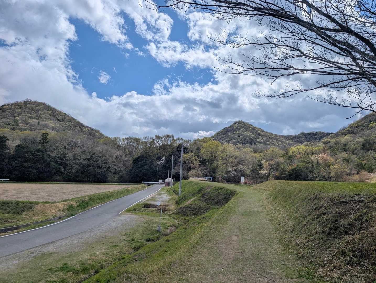駐車スペースに車を停めて紅山(右側の山)に向かう
時間が限られてるので急ぎます🏃‍♂️