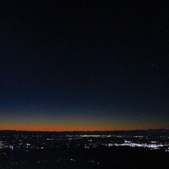 空が色づいてきましたがここでじっとしてると寒いので男体山に向かいます
デジカメは−最高にしてあとで補正しましょうか