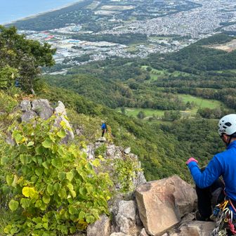 道警が山岳パトロールしてた。
「そこの下にテラスありますよねー？そこから下も崖だけどw」とか会話してた。