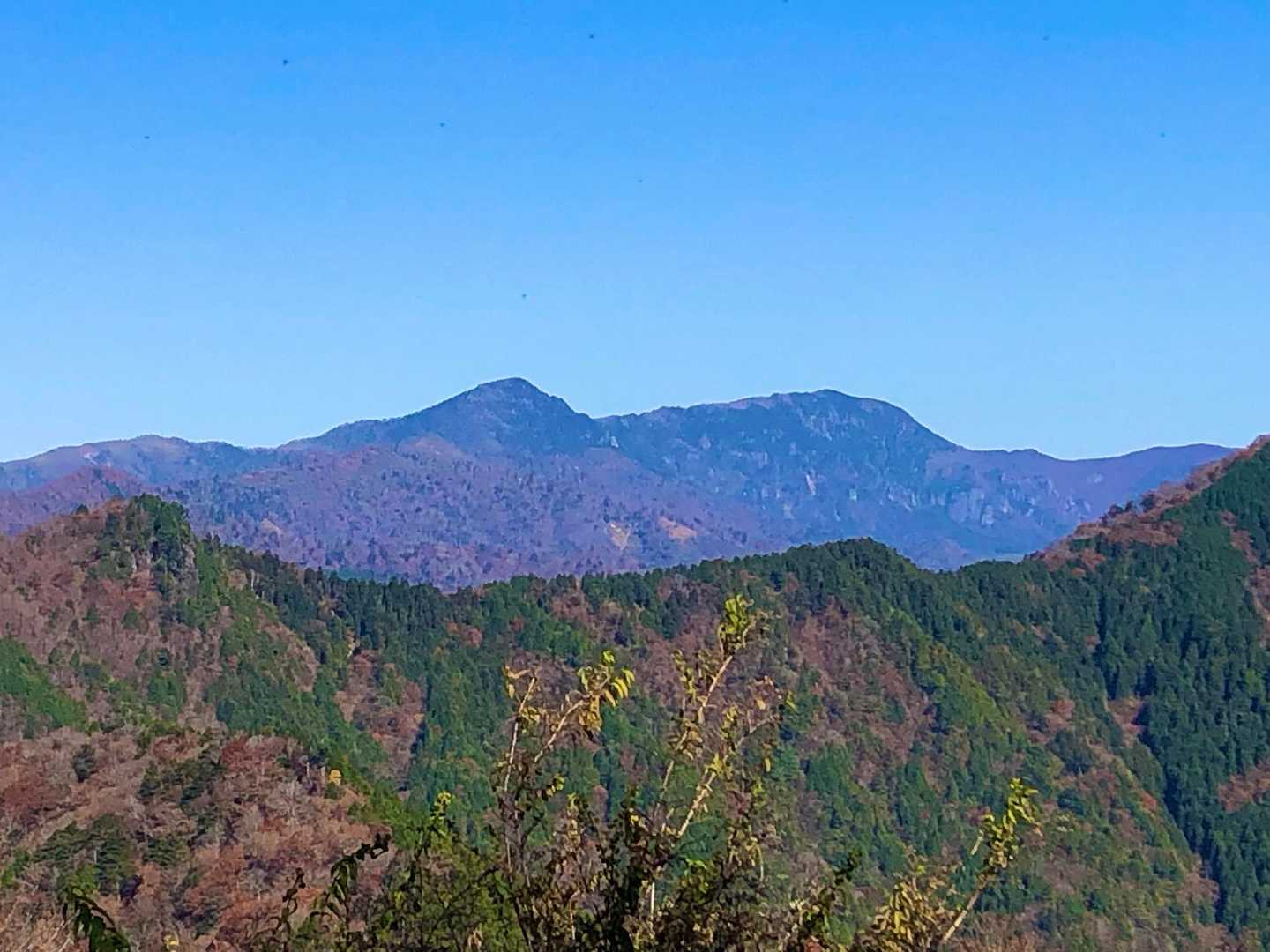 その2✨

形的にハ経ヶ岳と弥山かな？
ちょっと方角的に見え方が違う気もします🤦