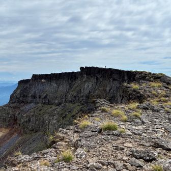 三角点のある方に行ってみます。前掛山に雰囲気が似ています。左の岩壁から左側は火山口の跡だそうです。