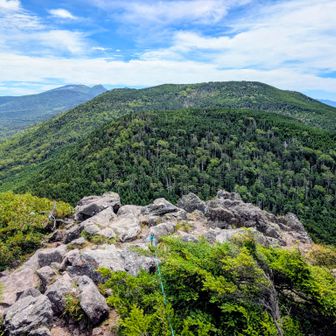 三ッ岳（Ⅰ峰）から雨池山とその後ろに縞枯山。