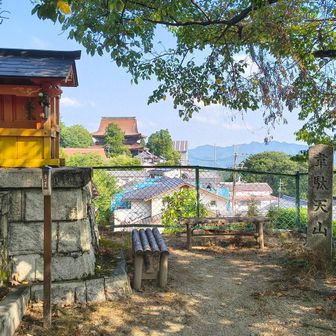 程なく山頂に。
標高370m。山頂に韋駄天を祀る祠あり。
蔵王堂が見渡せます。