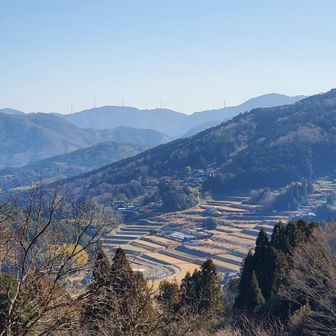 縦でも撮りました。中々の眺望です。こんな景色を眺めながらの下山は嬉しくなります。