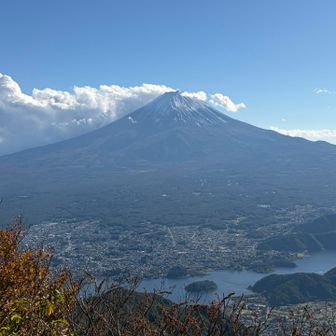 200m行くと…河口湖と富士山🗻❗️
これ見に来た‼️圧巻😳