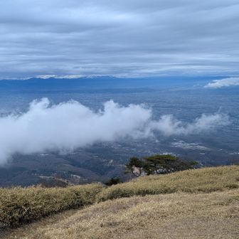 鍋割山頂に戻るとガスが切れて下界が✨👀