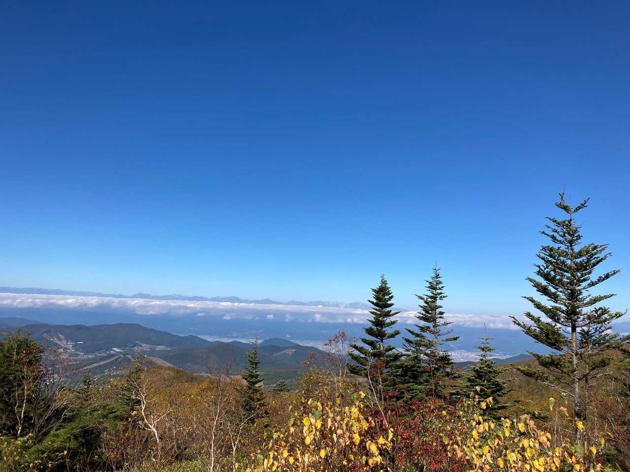 うっすら槍ヶ岳？が見えます