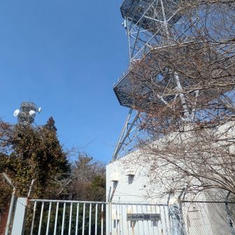 電波塔の裏側には
