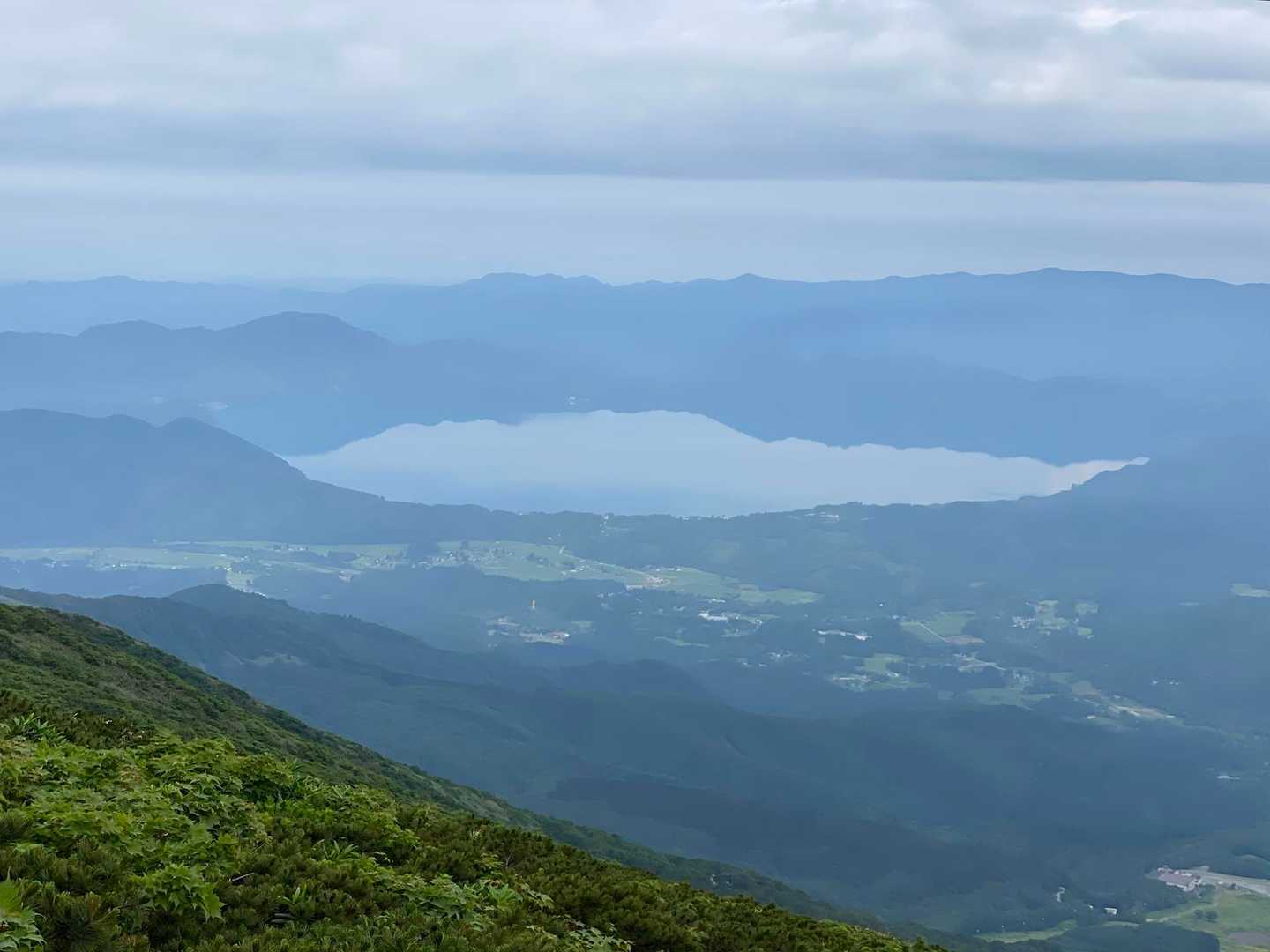 田沢湖。周りの山が映り込んでいます