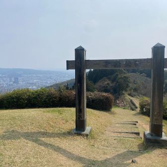 さらに先に進むと梶原山あります