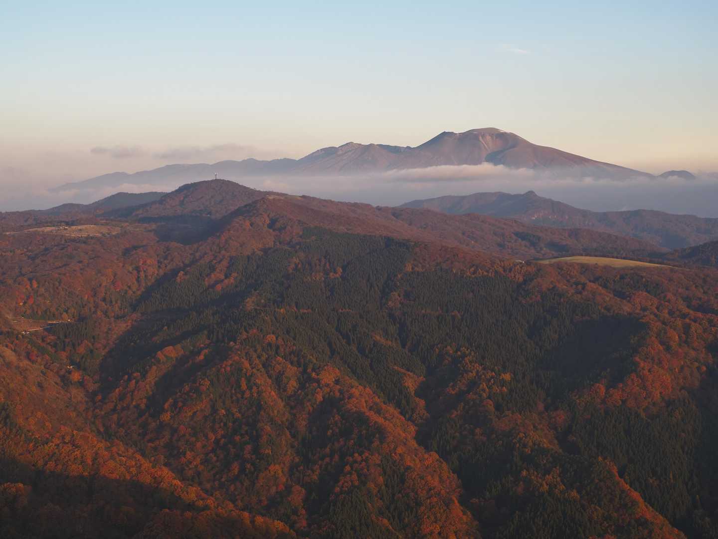 赤く染まる山肌と浅間山✨