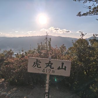 すっかり太陽もあがってきており、眩しさの中での登頂