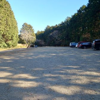 登山者用駐車場。山頂直下にも山頂まで5分ぐらいの駐車場がありました。車で来れるんか〜いてくらいの