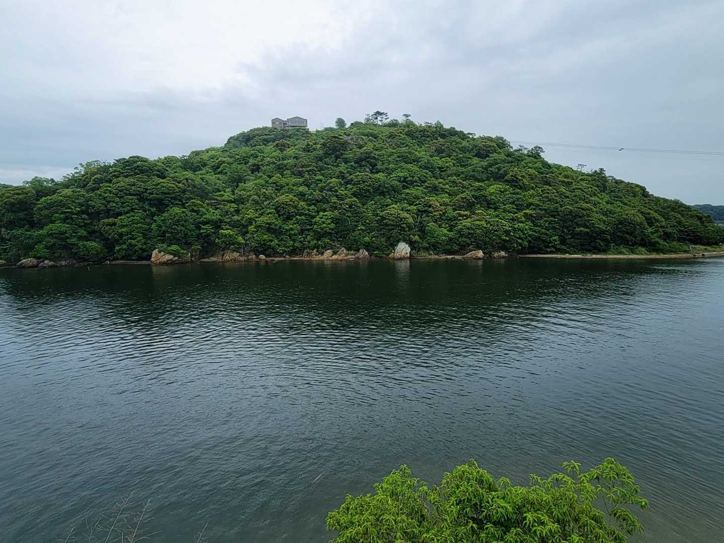 西行岩までやってきた。
岩の上からは大草山が目の前に👀